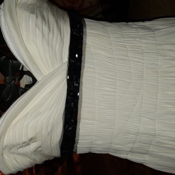 BCBG MAXAZRIA MINI STRAPLESS DRESS. - Picture 4 of 4